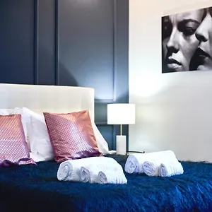 https://s-a-r-o-n-a-design-apartment-next-to-the-museum.it-lombardy.com